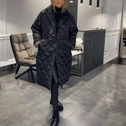 Eleganter Steppmantel mit diskretem Leoparden-Innenfutter