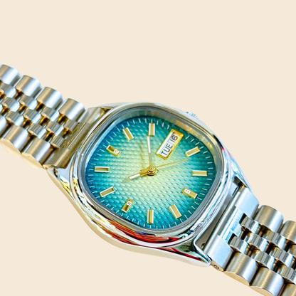 Elegante Herrenuhr mit grünem Zifferblatt und Metallarmband