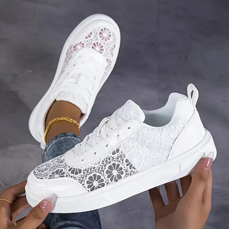 Leichte Sneakers mit Blumen-Spitzenmuster