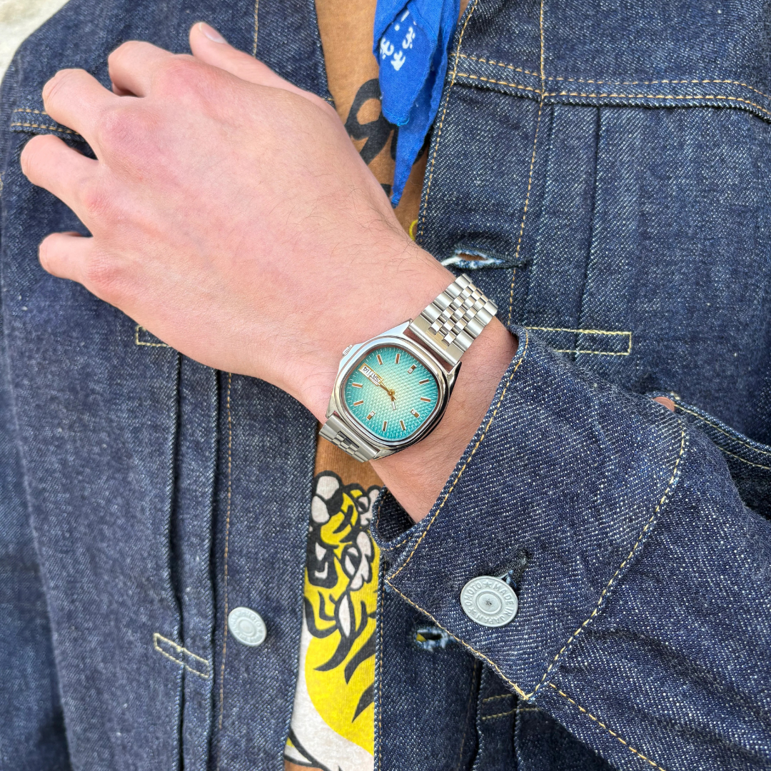 Elegante Herrenuhr mit grünem Zifferblatt und Metallarmband