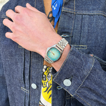 Elegante Herrenuhr mit grünem Zifferblatt und Metallarmband