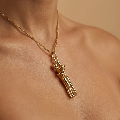 Collier étreinte symbolique élégant