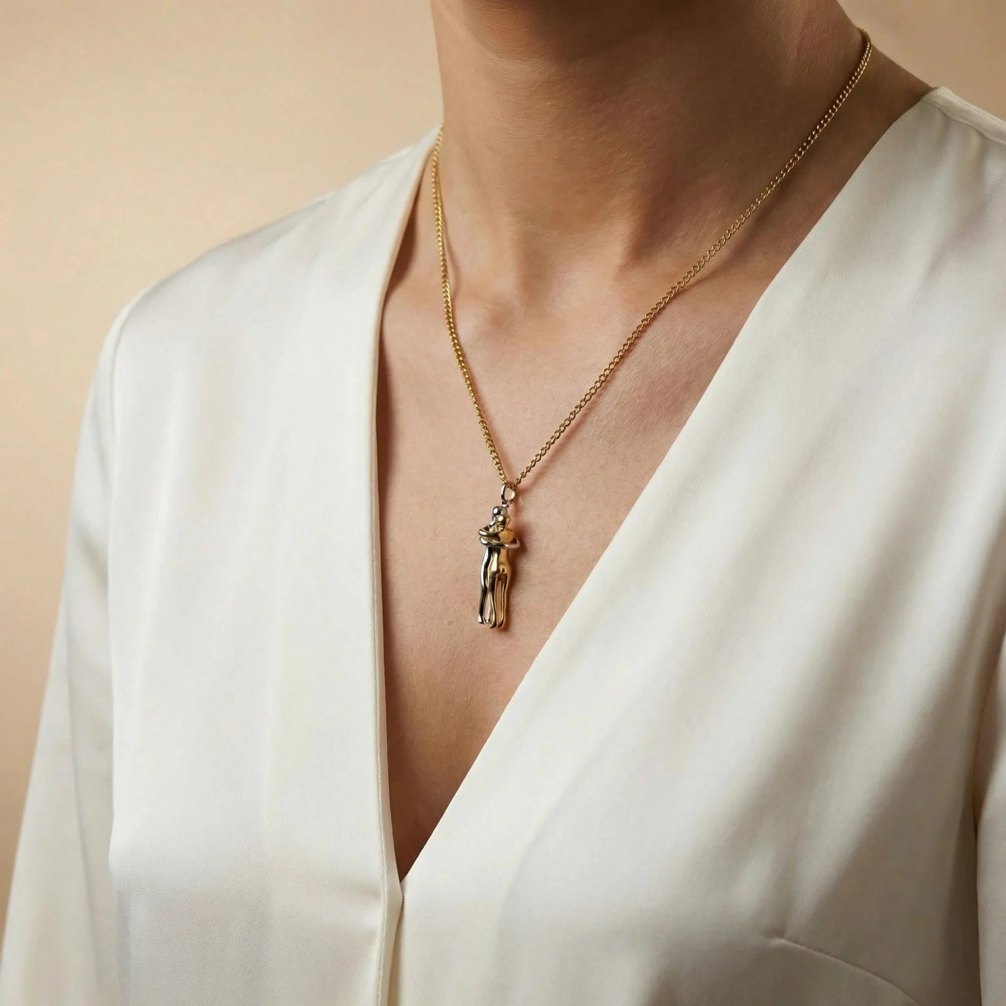 Collier étreinte symbolique élégant