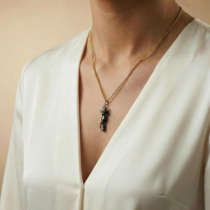 Collier étreinte symbolique élégant