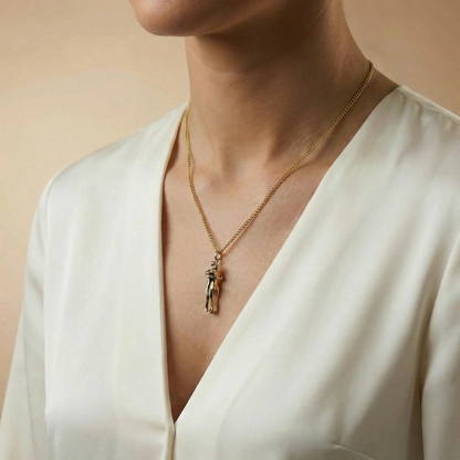 Collier étreinte symbolique élégant