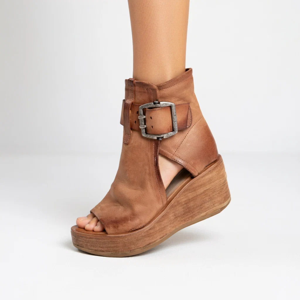 Offene Stiefeletten mit Keilabsatz