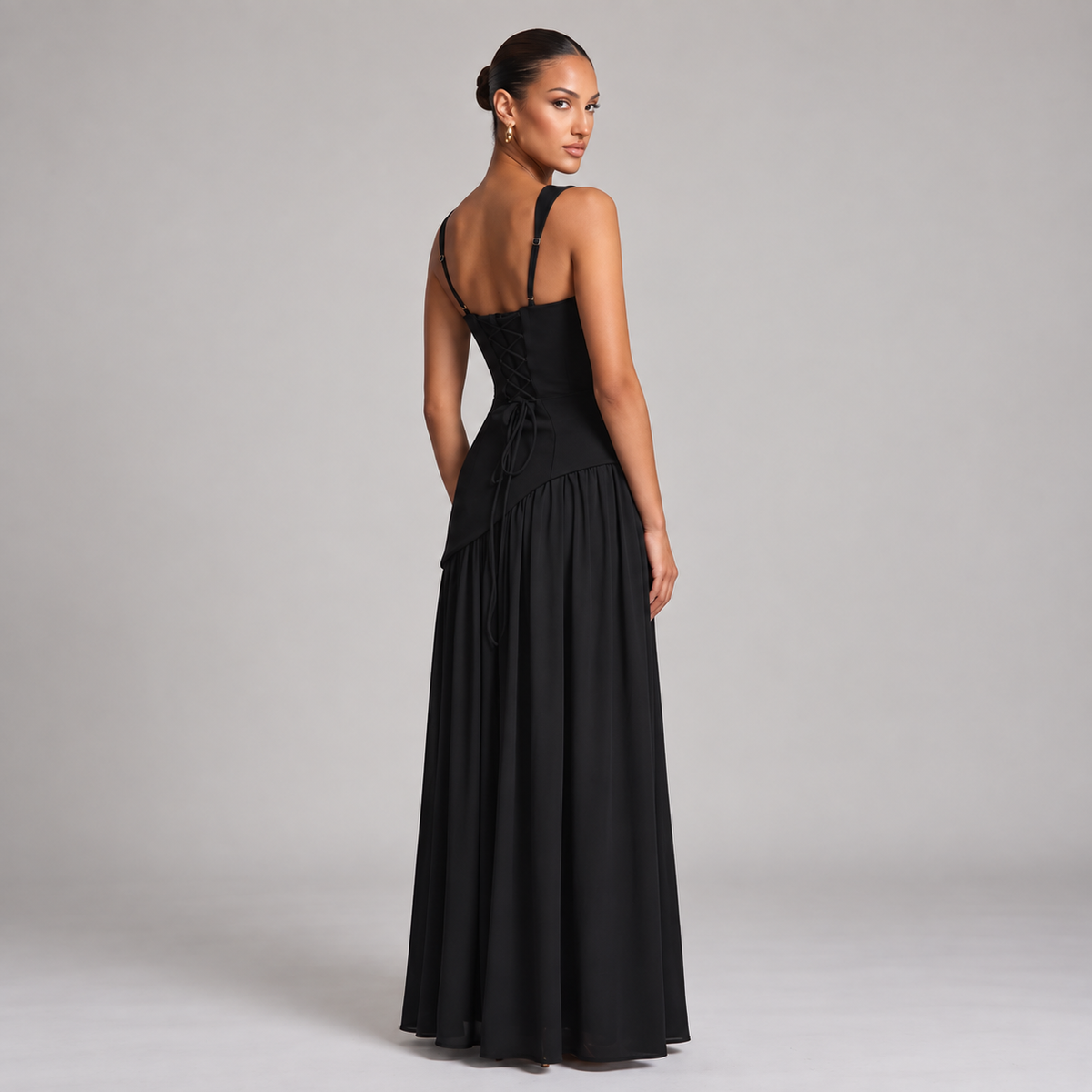 Elegantes langes Kleid mit Schlitz und Schal