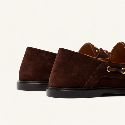 Mocassins Femme en Suède Chocolat à Clous Dorés