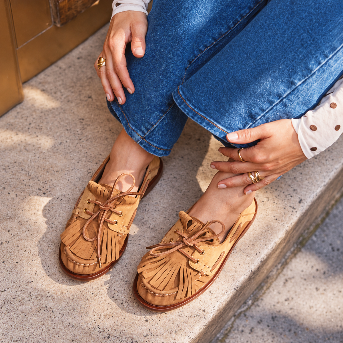 Mocassins Femme en Suède Chocolat à Clous Dorés