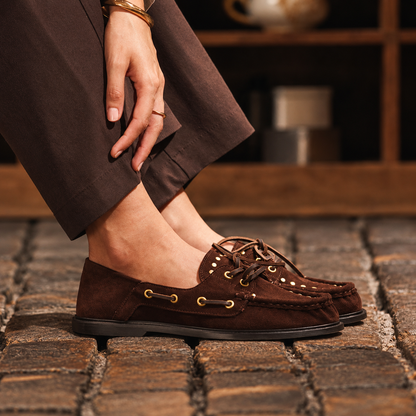 Mocassins Femme en Suède Chocolat à Clous Dorés
