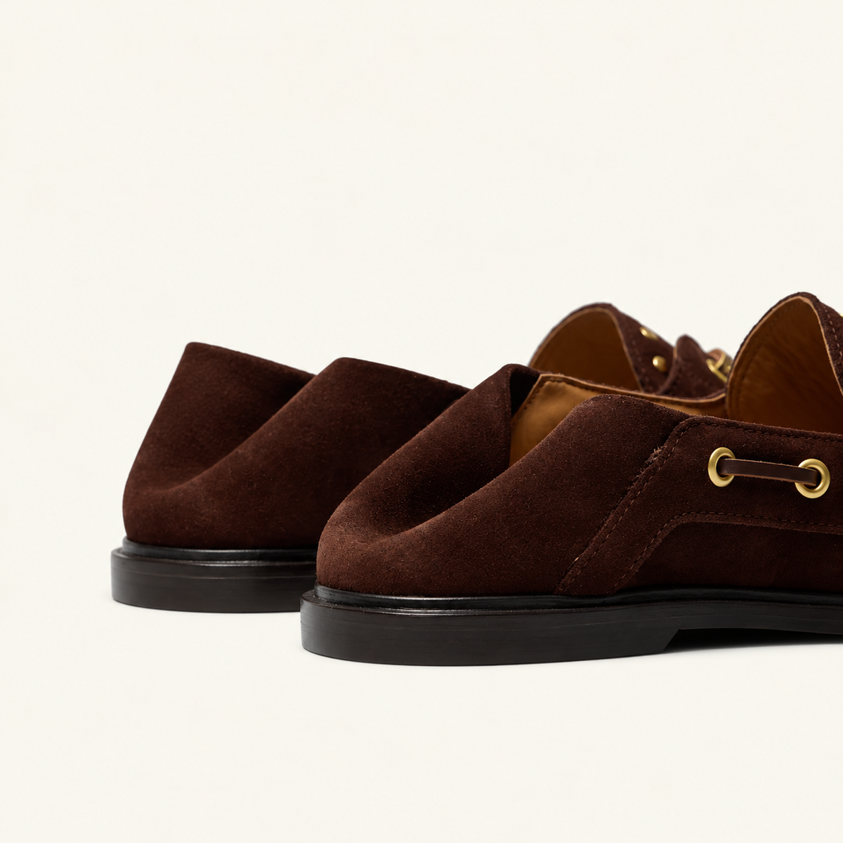 Mocassins Femme en Suède Chocolat à Clous Dorés