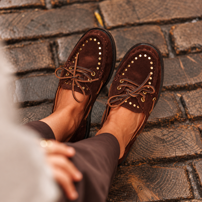Mocassins Femme en Suède Chocolat à Clous Dorés