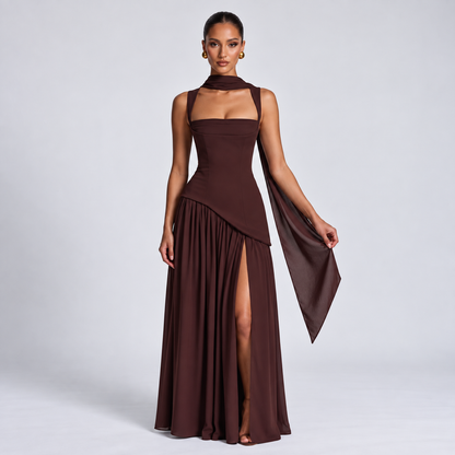 Elegantes langes Kleid mit Schlitz und Schal