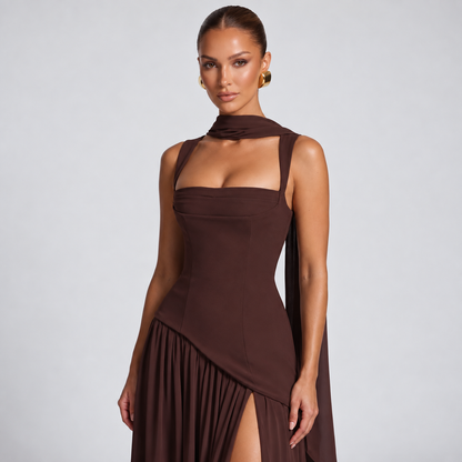 Elegantes langes Kleid mit Schlitz und Schal