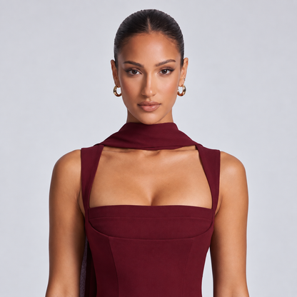 Elegantes langes Kleid mit Schlitz und Schal