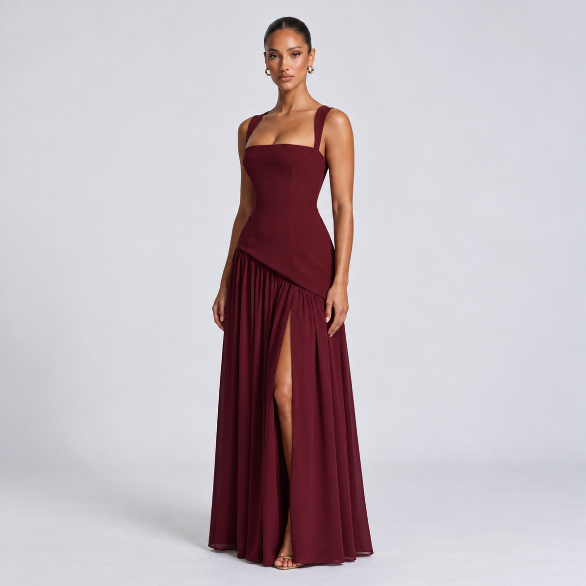 Elegantes langes Kleid mit Schlitz und Schal