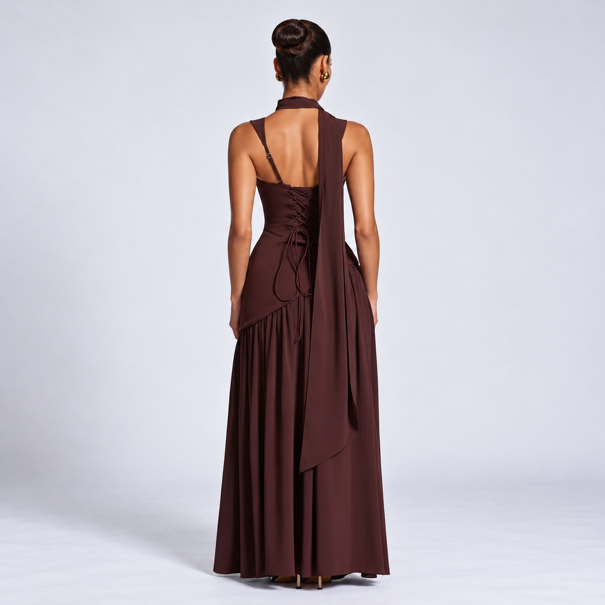 Elegantes langes Kleid mit Schlitz und Schal