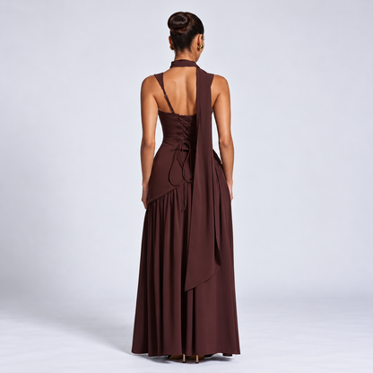 Elegantes langes Kleid mit Schlitz und Schal