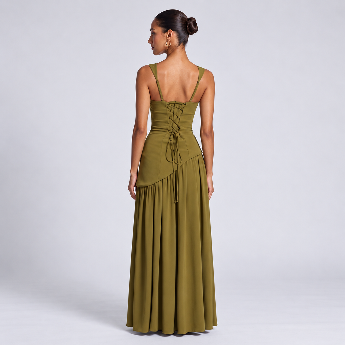 Elegantes langes Kleid mit Schlitz und Schal