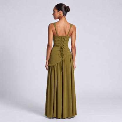 Elegantes langes Kleid mit Schlitz und Schal