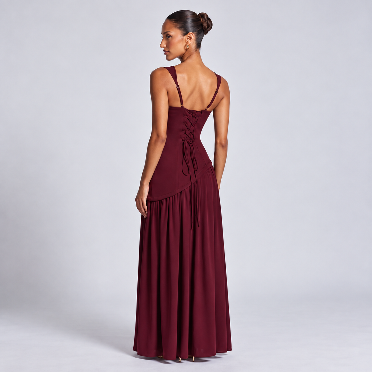 Elegantes langes Kleid mit Schlitz und Schal