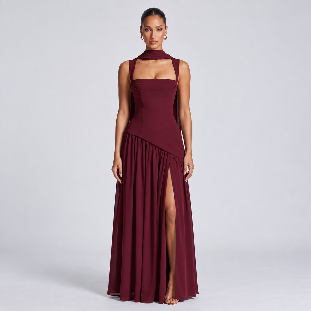 Elegantes langes Kleid mit Schlitz und Schal