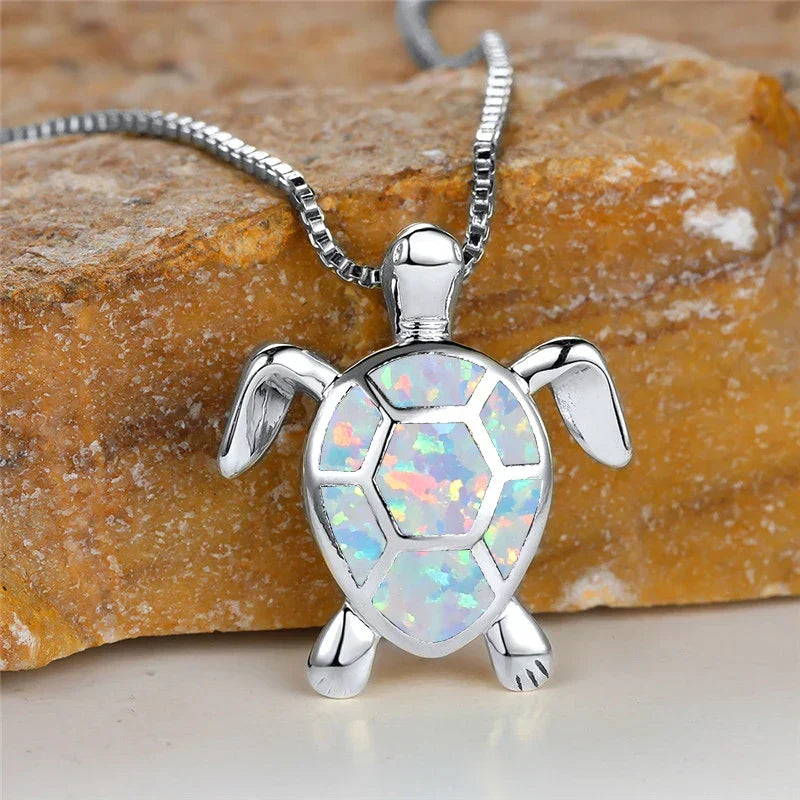 Collier pendentif tortue en opale lumineuse