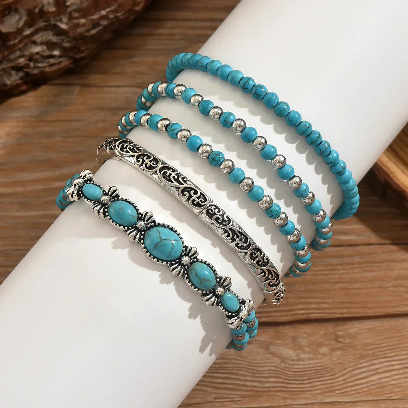 Elegantes und trendiges mehrreihiges Armband im Boho-Stil in Türkis