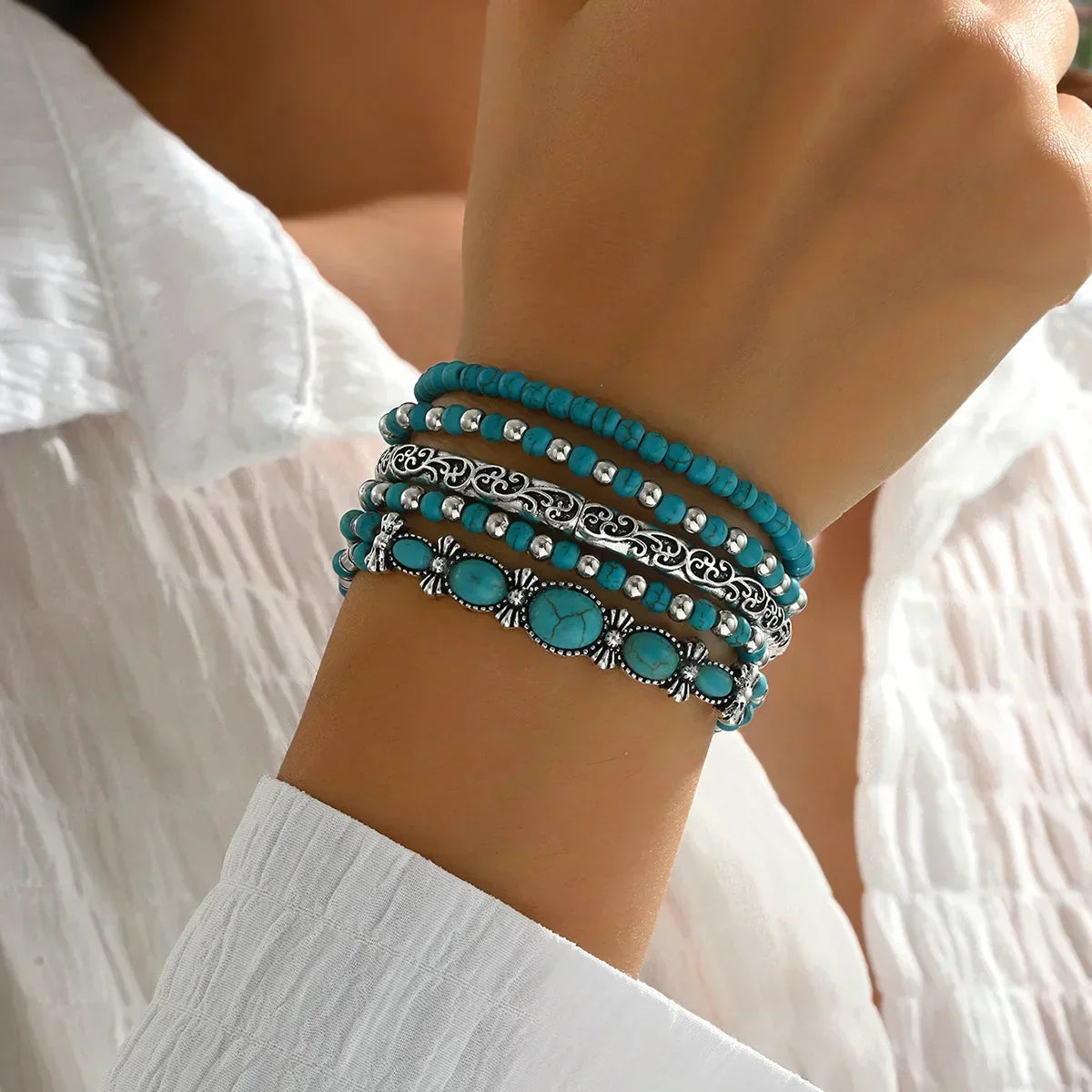 Elegantes und trendiges mehrreihiges Armband im Boho-Stil in Türkis