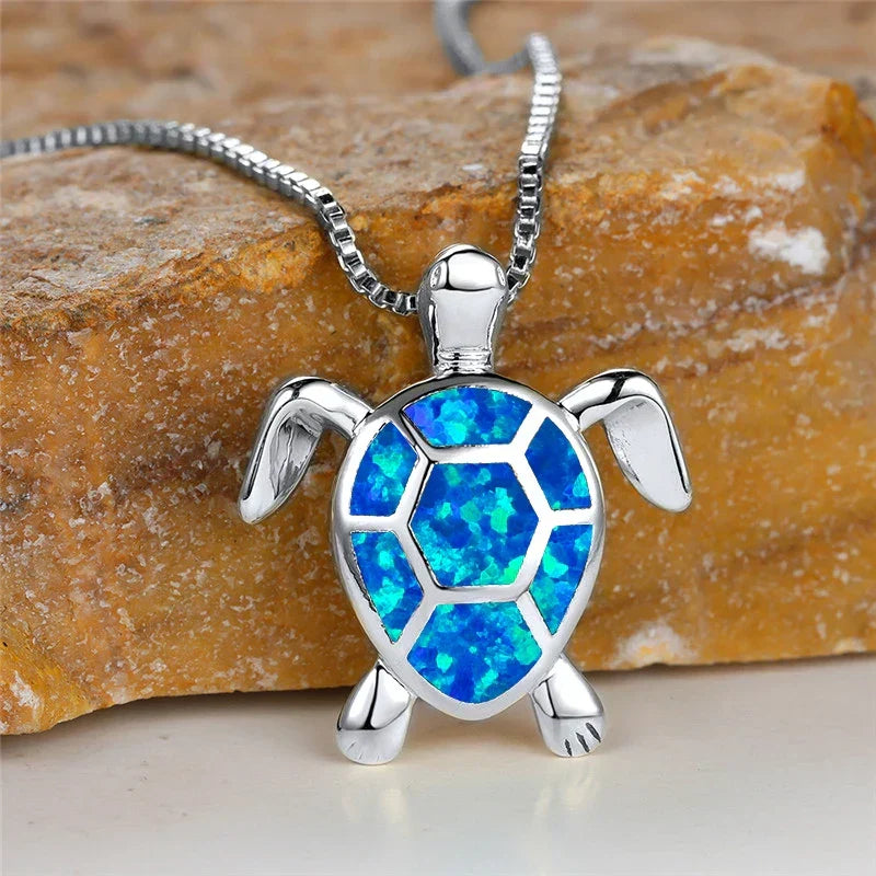 Collier pendentif tortue en opale lumineuse