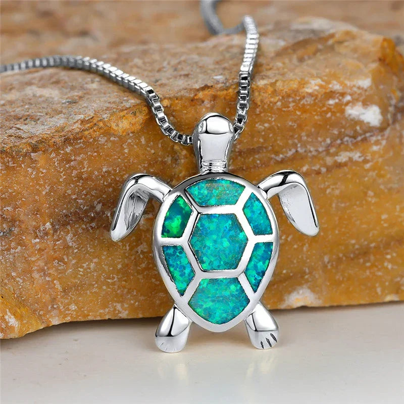 Collier pendentif tortue en opale lumineuse