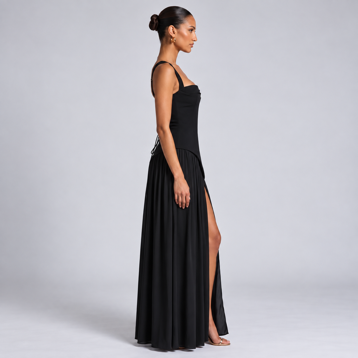 Elegantes langes Kleid mit Schlitz und Schal