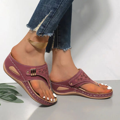 Sandalen mit Keilabsatz – Komfort und Halt