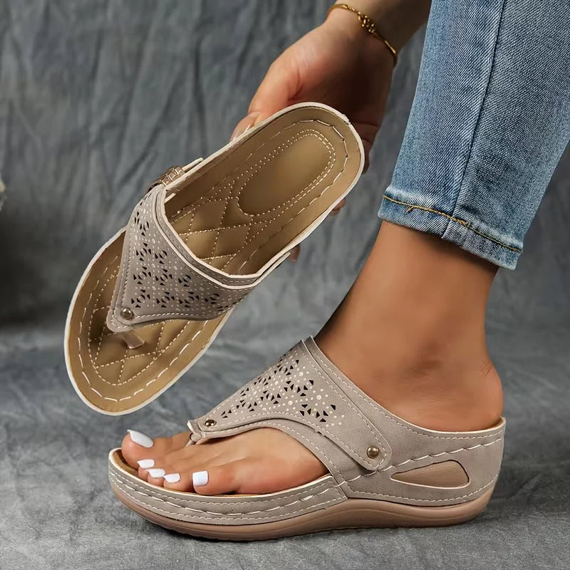 Sandalen mit Keilabsatz – Komfort und Halt