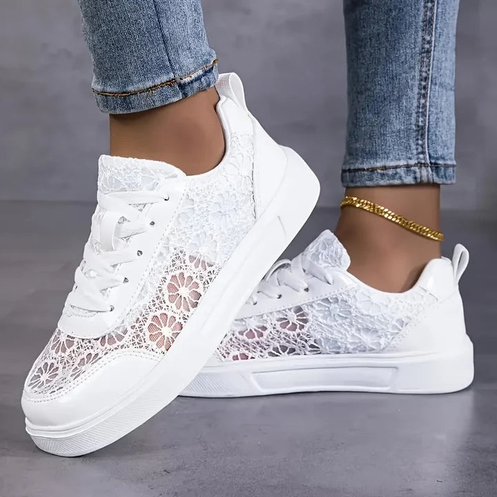 Leichte Sneakers mit Blumen-Spitzenmuster