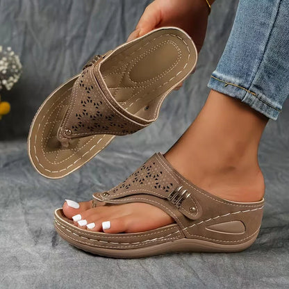Sandalen mit Keilabsatz – Komfort und Halt