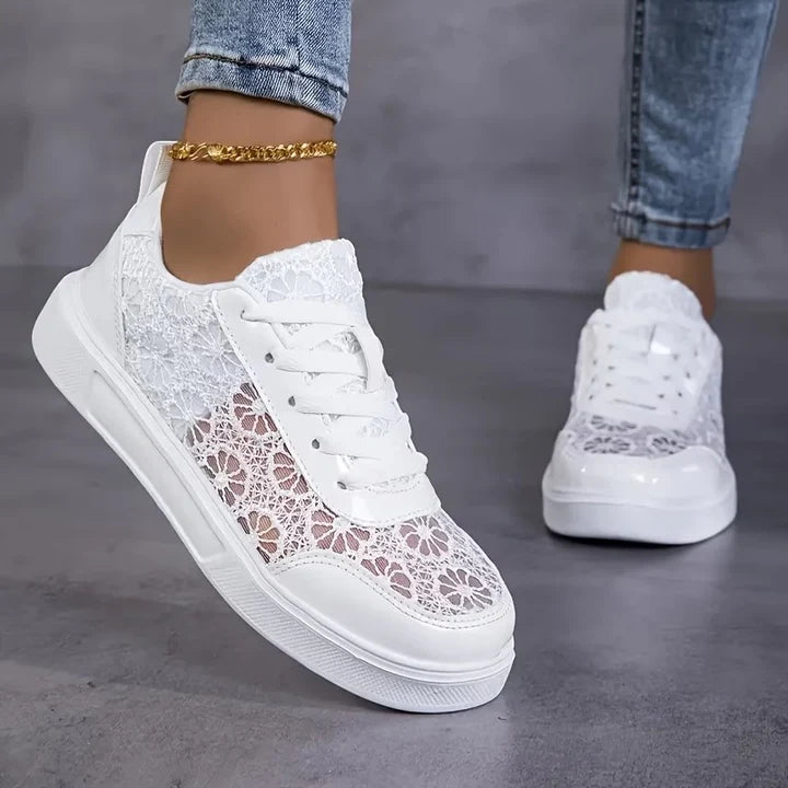 Leichte Sneakers mit Blumen-Spitzenmuster