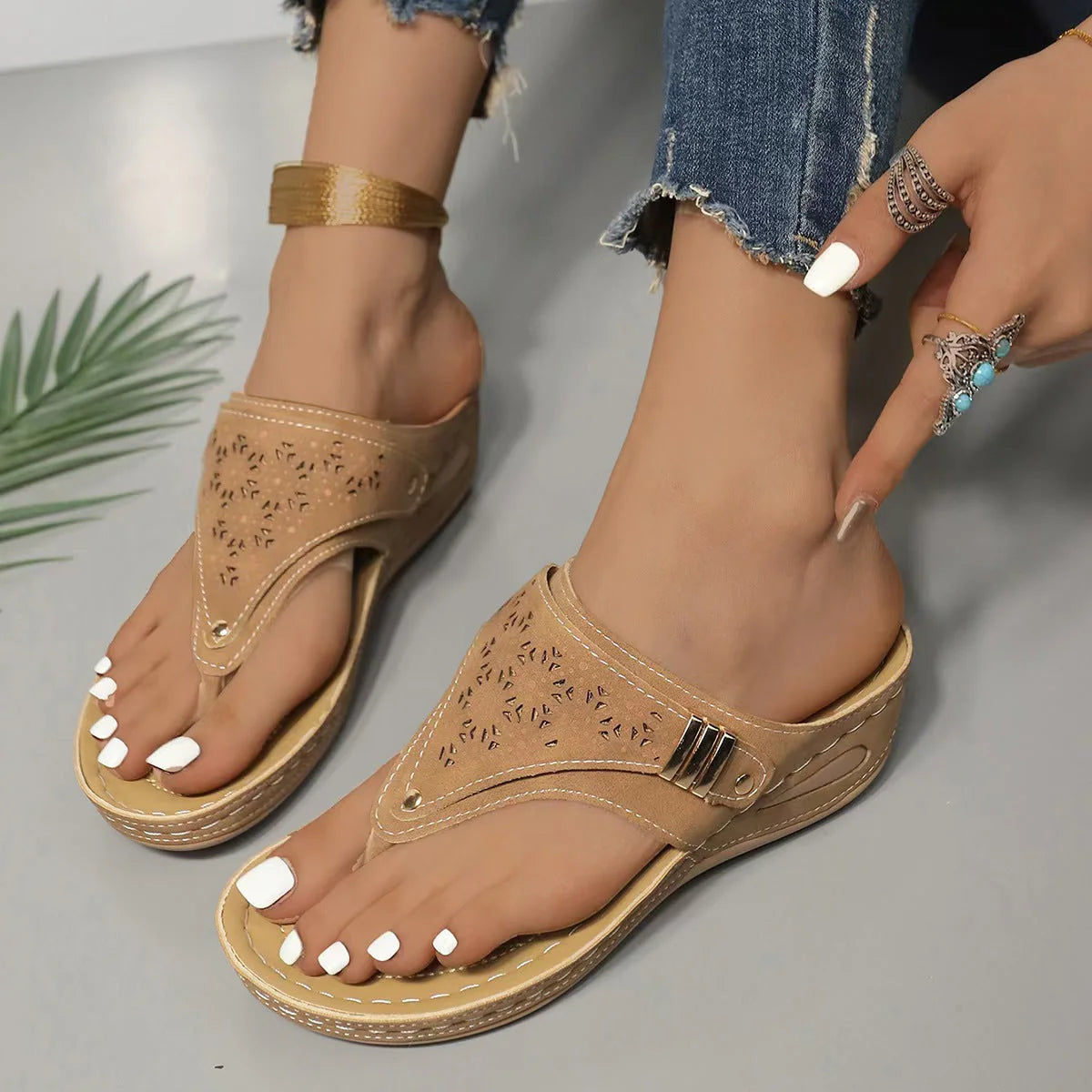 Sandalen mit Keilabsatz – Komfort und Halt