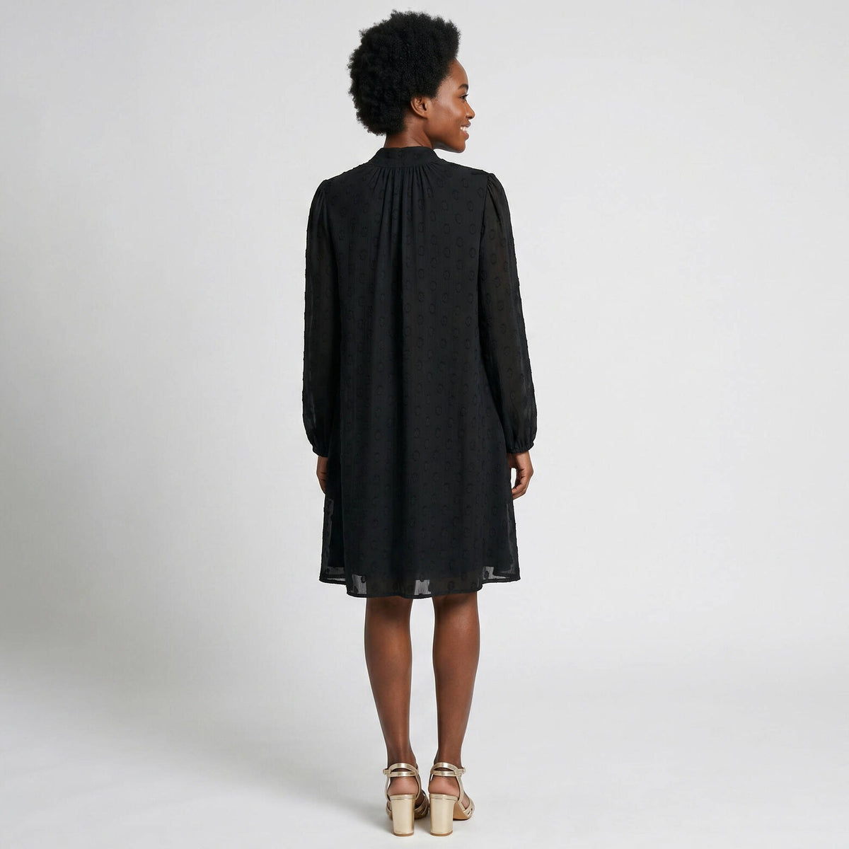 Robe Noire Fluide à Col Noué et Manches Transparentes