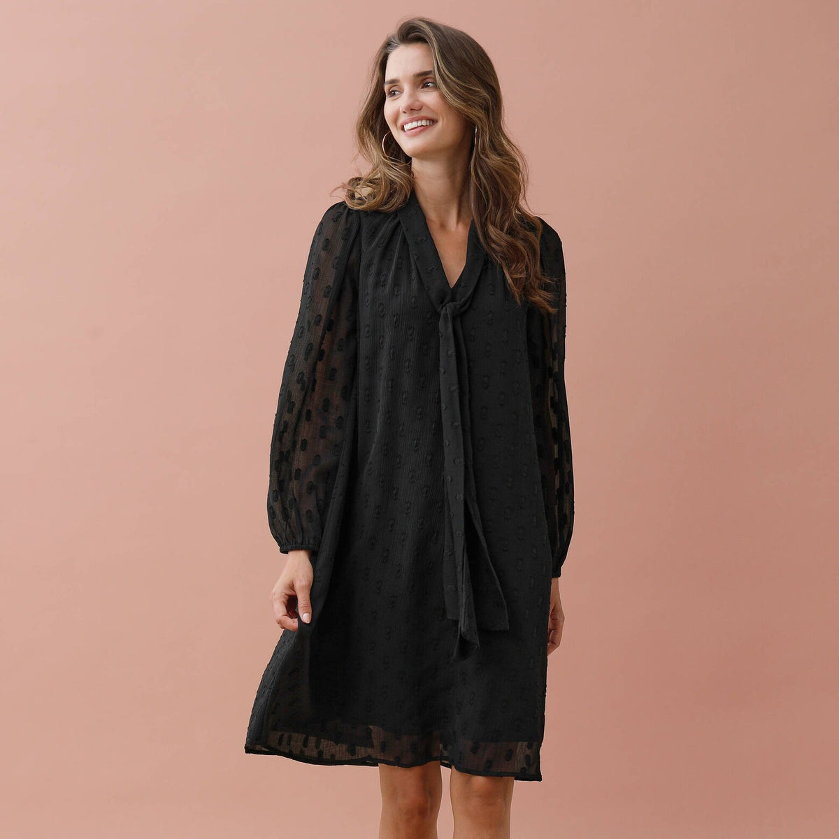 Robe Noire Fluide à Col Noué et Manches Transparentes
