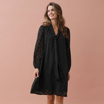 Robe Noire Fluide à Col Noué et Manches Transparentes