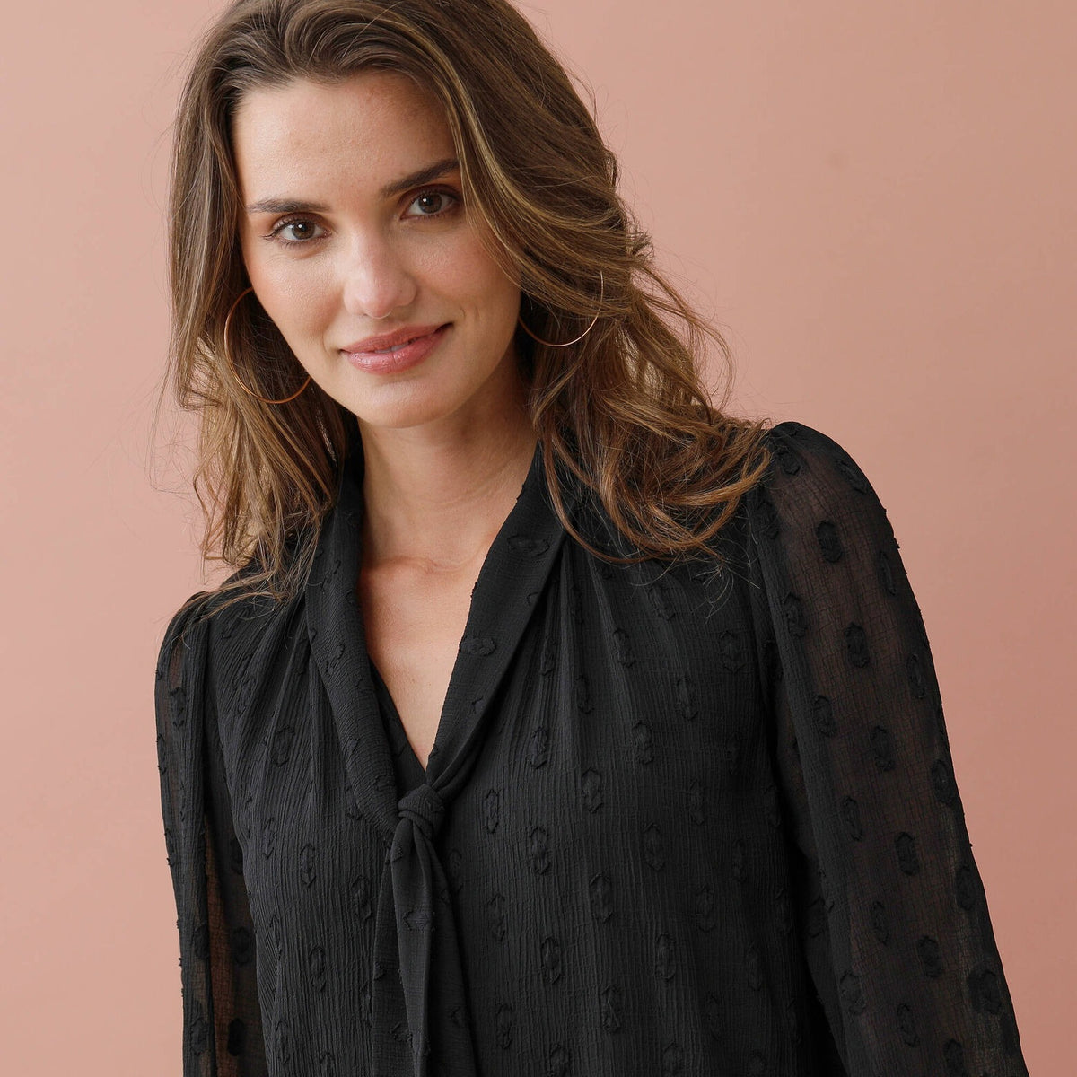 Robe Noire Fluide à Col Noué et Manches Transparentes