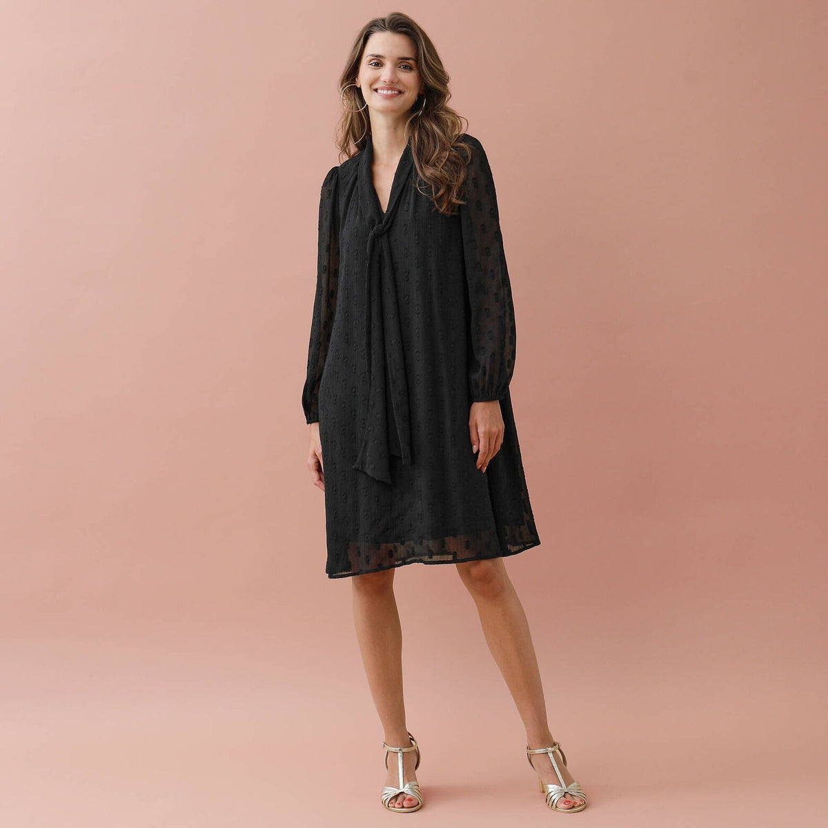 Robe Noire Fluide à Col Noué et Manches Transparentes