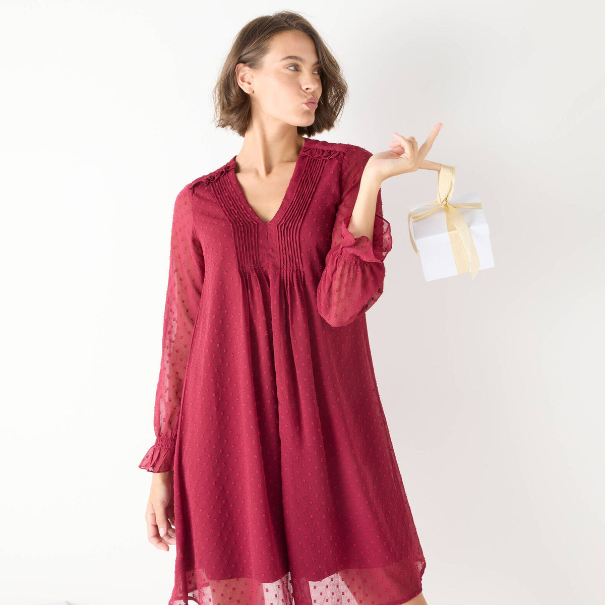 Robe Noire Fluide à Col Noué et Manches Transparentes