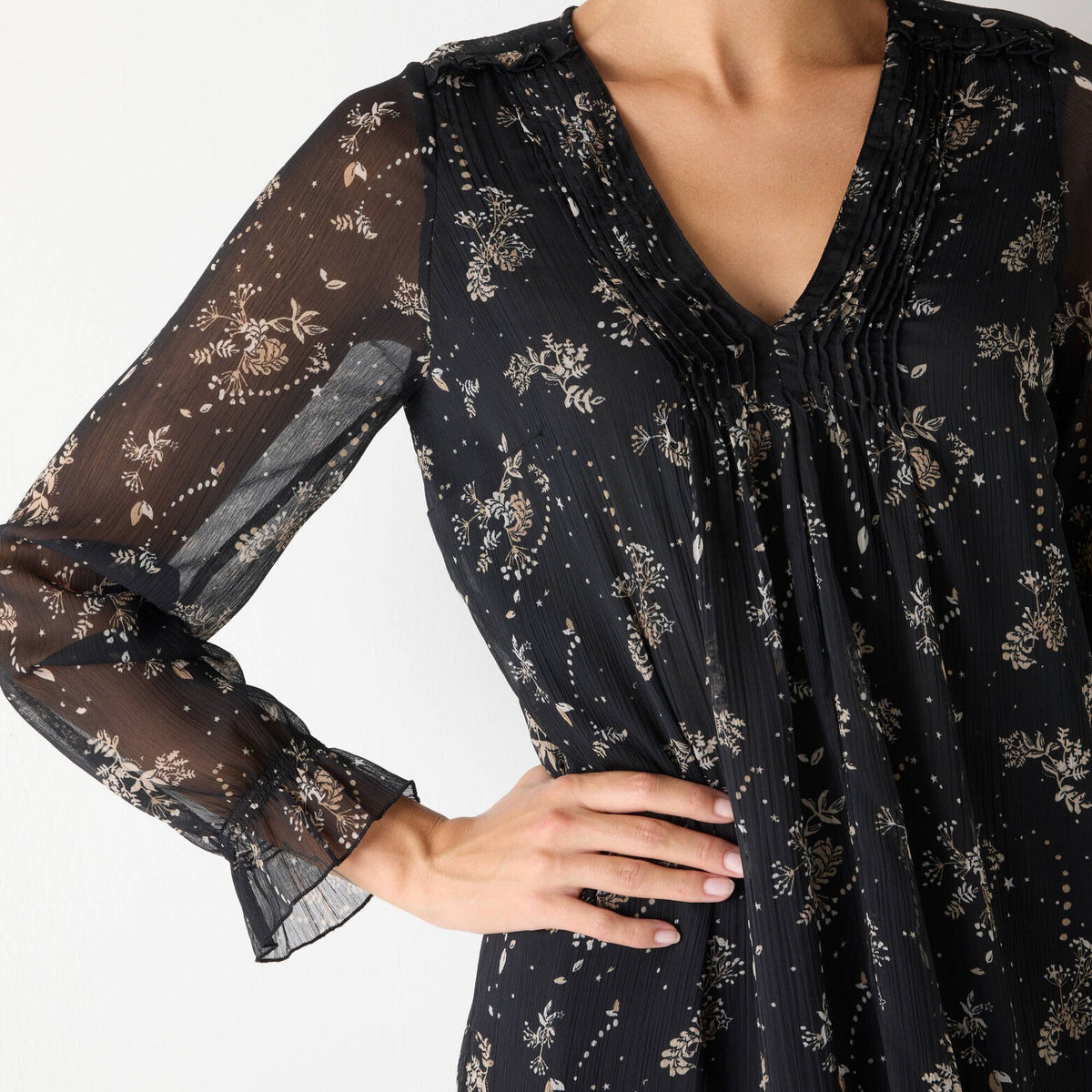 Robe Noire Fluide à Col Noué et Manches Transparentes