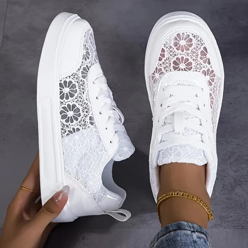 Leichte Sneakers mit Blumen-Spitzenmuster
