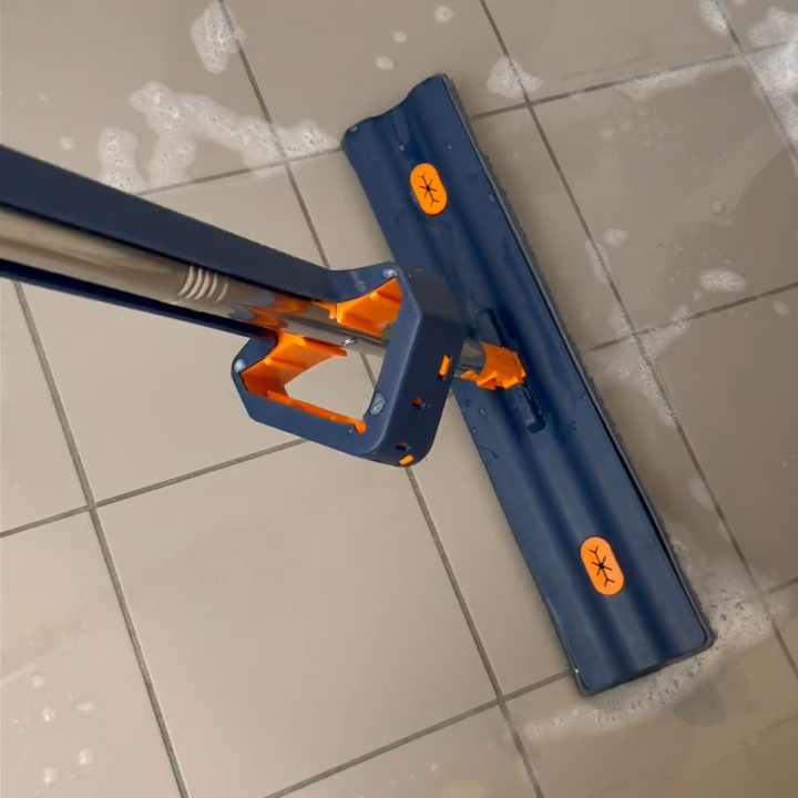 Reinigungsbesen mit integriertem Auswringsystem