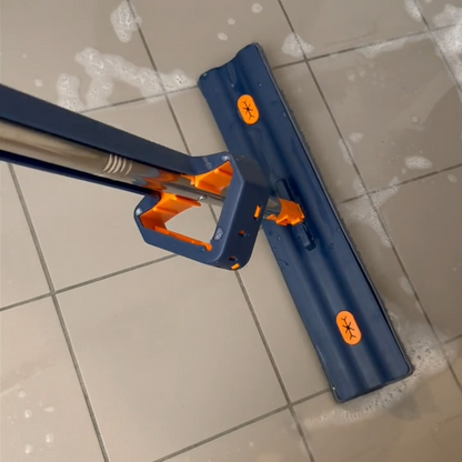 Reinigungsbesen mit integriertem Auswringsystem