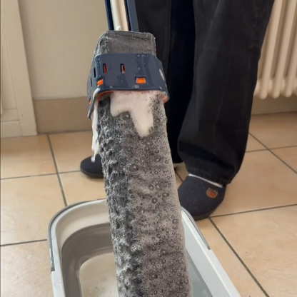 Reinigungsbesen mit integriertem Auswringsystem