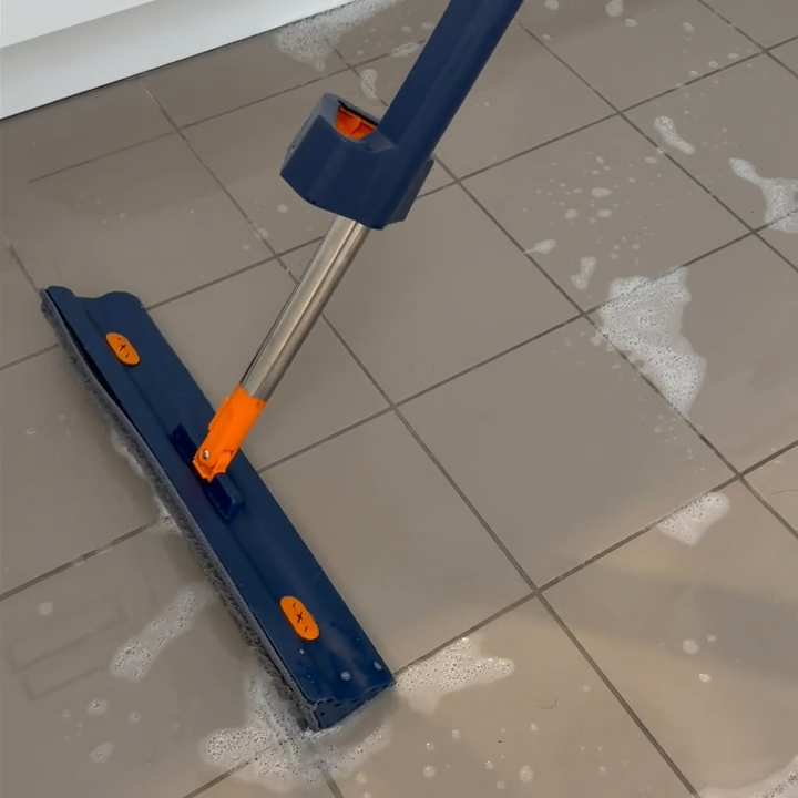 Reinigungsbesen mit integriertem Auswringsystem